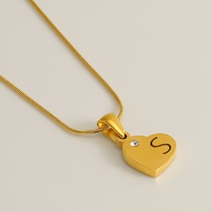 Collier avec pendentif unisexe en acier inoxydable plaqué Couleur or 18 carats avec lettre S simple, série 1 pièce h5 